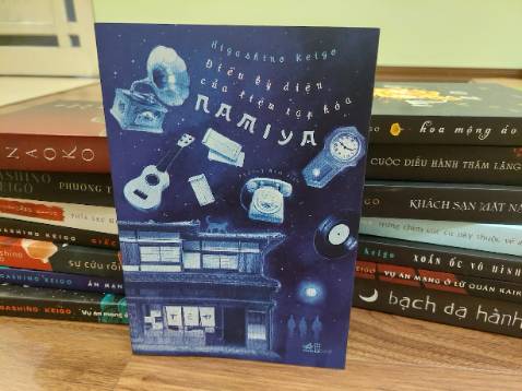 Tiệp tap hóa Namiya nơi kết nối quá khứ với hiện tại cũng là nơi kết nối những thân phận con người. Một cốt chuyện nhẹ nhàng mang hơi hướng kỳ ảo giả tưởng nhưng vẫn đong đày cảm xúc. Không giồng với các tác phẩm trinh thám tội phạm mang màu sắc bi quan, đọng lại trong tâm trí người đọc ở tác phẩm này là những điều tốt đẹp, kỳ diệu có từ bản chất thiện lương của con người.