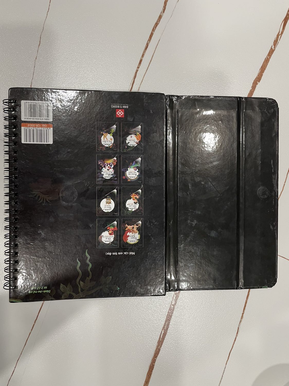 Sách mua 4 quyển nhưng 1 quyển là sách cũ, đã trầy xước và bong tróc. Đóng gói sách cũng ko cẩn thận, khá cẩu thả.  Rất không hài lòng với dịch vụ của fahasa.