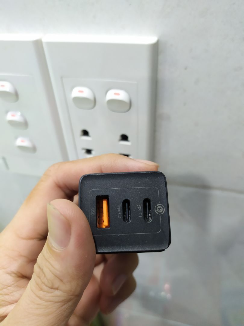 Shop ship ok, đúng thời gian cam kết.
Về sản phẩm thì sử dụng ok thời gian đầu, sau một tháng thì cổng TypeC 1 không hoạt động nữa, và chỉ cần cắm cục sạc vào ổ điện thôi là nó nóng muốn phỏng tay rồi. 
Cổng A và type C 2 vẫn hoạt động nhưng củ sạc quá nóng và chập chờn nên không dám xài luôn.
---
Shop đã bảo hành cho củ sạc của mình rồi nhé mọi người, Tiki đến tận nhà lấy và đổi mới cho luôn. Chu đáo lắm ạ