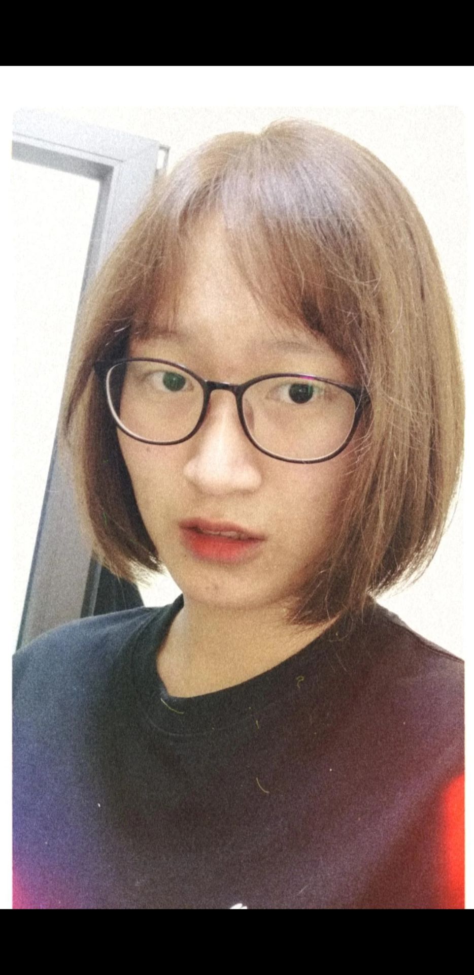 chiều nay a shipper đưa hàng là mình gội đầu liền luôn.
Dầu gội đặc quánh,khá ít bọt nên phải ấn phọt ra nhiều .
Gội sấy xong thì thấy mềm tóc,mùi thơm nhẹ,mượt sương sương.
Gội đầu sau 2 ngày thấy ngứa r