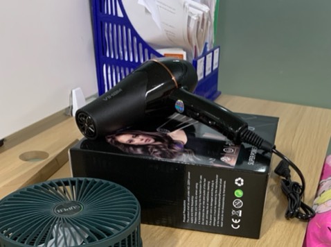 Cuối cùng cũng nhận được hàng
 Săn sale nên dk giá rẻ. Nhìn cũng ok phết. Màu đẹp. Hàng giống hình mô tả. Sấy cũng khá mạnh nha. Nhìn xịn xò lắm luôn ❤️❤️