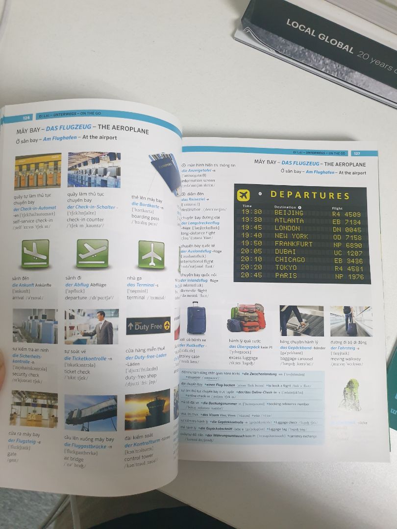 Nội dung xuất sắc, giấy hơi mỏng nhưng màu in đẹp. Bỏ ra tầm hơn 200k mà mua đc quyển này quá ngon vì sách từ vựng tiếng Đức mà có dịch nghĩa tiếng Việt rõ đẹp như này khá là hiếm.