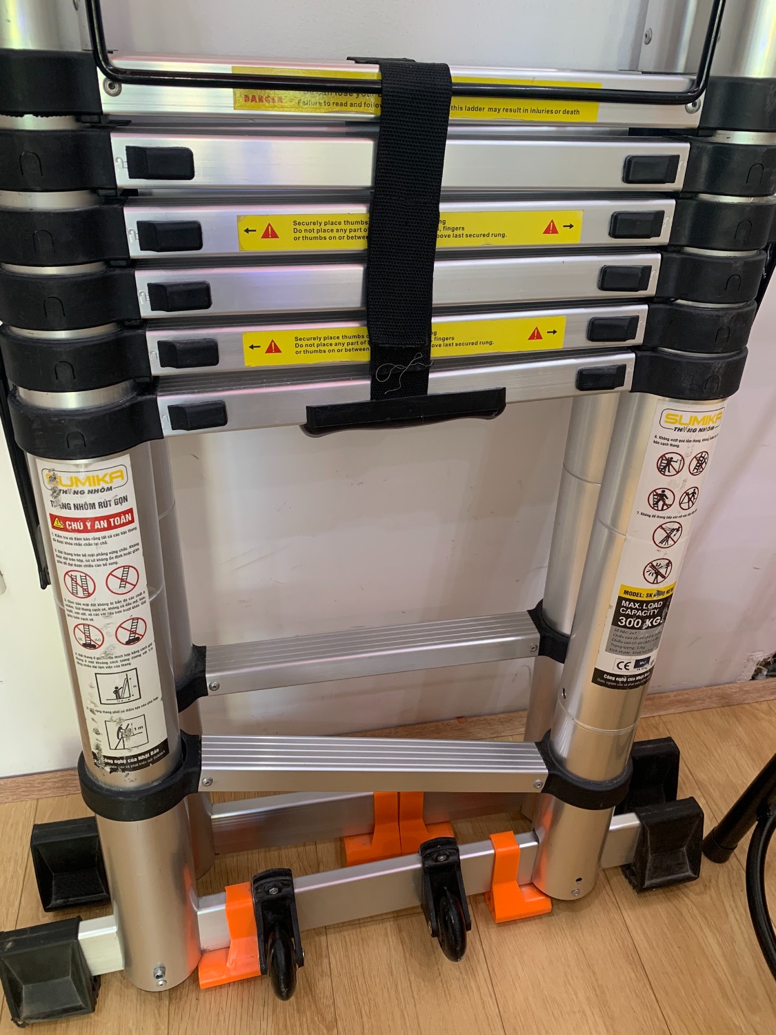 giao sản phẩm mình tháng 9. tháng 10 mới mang ra dùng. nặng hơn thang bth nhưng giá khá tốt. tháng 12 mang ra dùng thì sập 1 chân. k thể  về vị trí cũ. trong khi mình chỉ 70kg. tháng 1 dùng lại thì hư chân nữa. thang giờ rất  xộc xệch. Dùng rất sợ ngã.