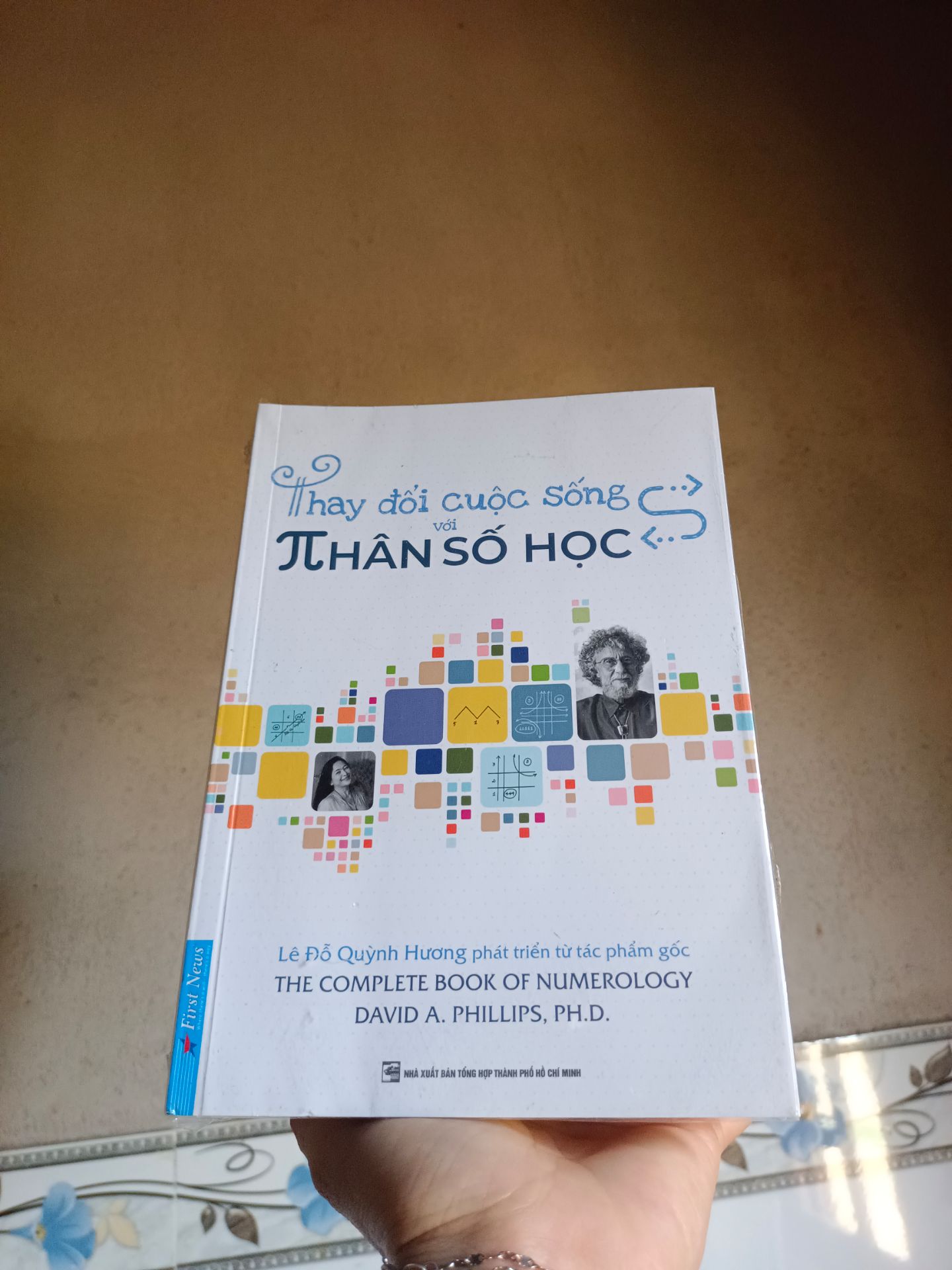 Nếu bạn đang tìm hiểu bản thân, phát triển bản thân, thì cuốn sách sẽ là 1 phần trong cuộc hành trình ấy. Qua những con số của bản thân giúp mình hiểu hơn về cá nhân, cũng như cách để biến mình trở thành con người tốt hơn. Cảm ơn tác giả, cuốn sách mang lại cái nhìn cơ bản về nhân số học.