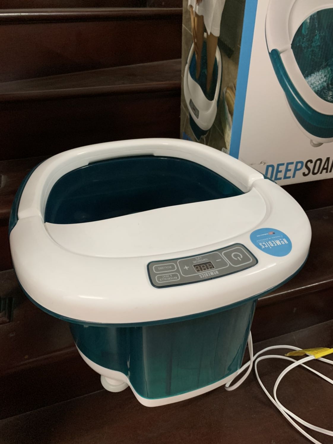 Nhân viên vận chuyển của tiki rất nhiệt tình , tiki đóng gói hơi sơ sài nhưng bù lại sản phẩm tất tốt . Bồn ngâm chân to và chắc , con lăn massage khoẻ , rất thích sản phẩm . Cho tiki 5 sao.