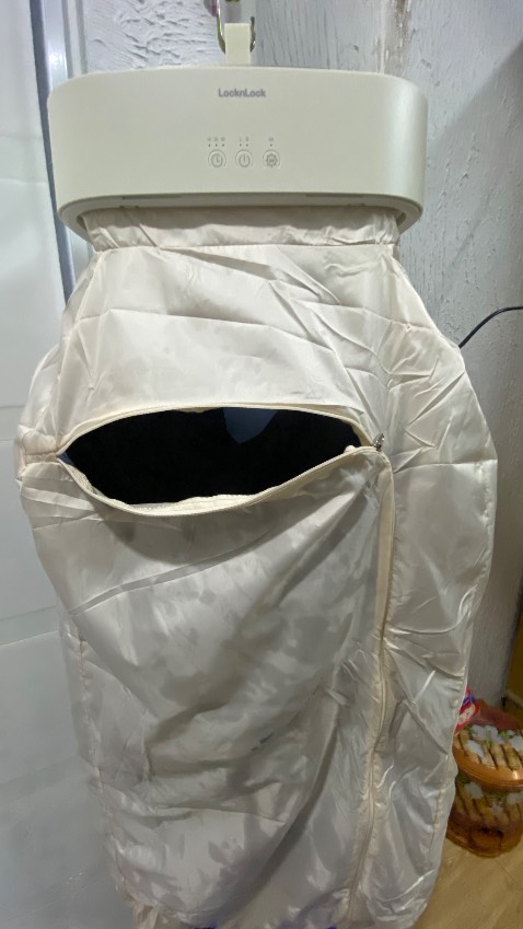 Phơi được khoảng 2 bộ đồ (6 móc). Sấy cấp 1 (50% công suất) thì khoảng 2 tiếng là khô mấy bộ đồ mỏng mỏng. Quần dài dày quá thì nên gấp lại sấy. Dây điện dài khoảng 1m. Độ ồn cách 2m khi hoạt động khoảng 65db, cũng như tiếng mưa lăm răm, tạm được. Nhớ phải đọc kỹ sách hướng dẫn, có đèn UV xài không khéo nhìn vào là hư mắt.