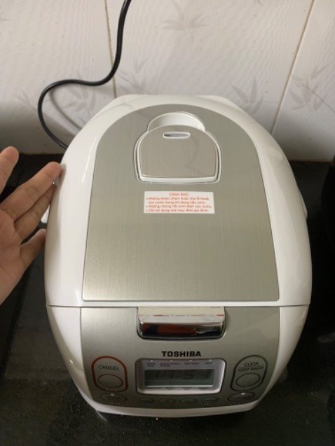 Thời gian giao hàng nhanh, tối ngày 10 đặt, trưa ngày 12 nhận hàng. Đóng gói gọn, chắc chắn. Hàng mới nguyên ko bị trầy xước hay nứt vỡ, phụ kiện đầy đủ.
Loại 1lít này phù hợp với gia đình từ 1-4 người. Nồi nhỏ gọn, đẹp mắt, lòng nồi nặng tay, khi cầm có cảm giác rất chắc chắn.
Đã nấu thử món cháo trắng. Thành phẩm ra cháo ngon mềm, thời gian cũng nhanh, ko lo canh cháo sôi trào như những loại nồi thông thường. 
Hi vọng sử dụng lâu bền. Sẽ ủng hộ nếu cần mua thêm.