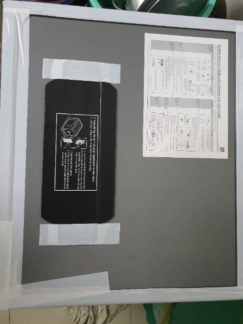 Giao hàng thì nguyên kiện rất nhanh, chỉ có 1 anh kỹ thuật tới lắp, chào bán kệ máy giặt 550k, nhà không mua xong lắp đặt cho xong, miếng chắn chuột còn dán trên máy, ốc thì không tháo, giặt thử máy kêu như máy cày. Hi vọng Tiki chỉnh sửa lại đội lắp ráp