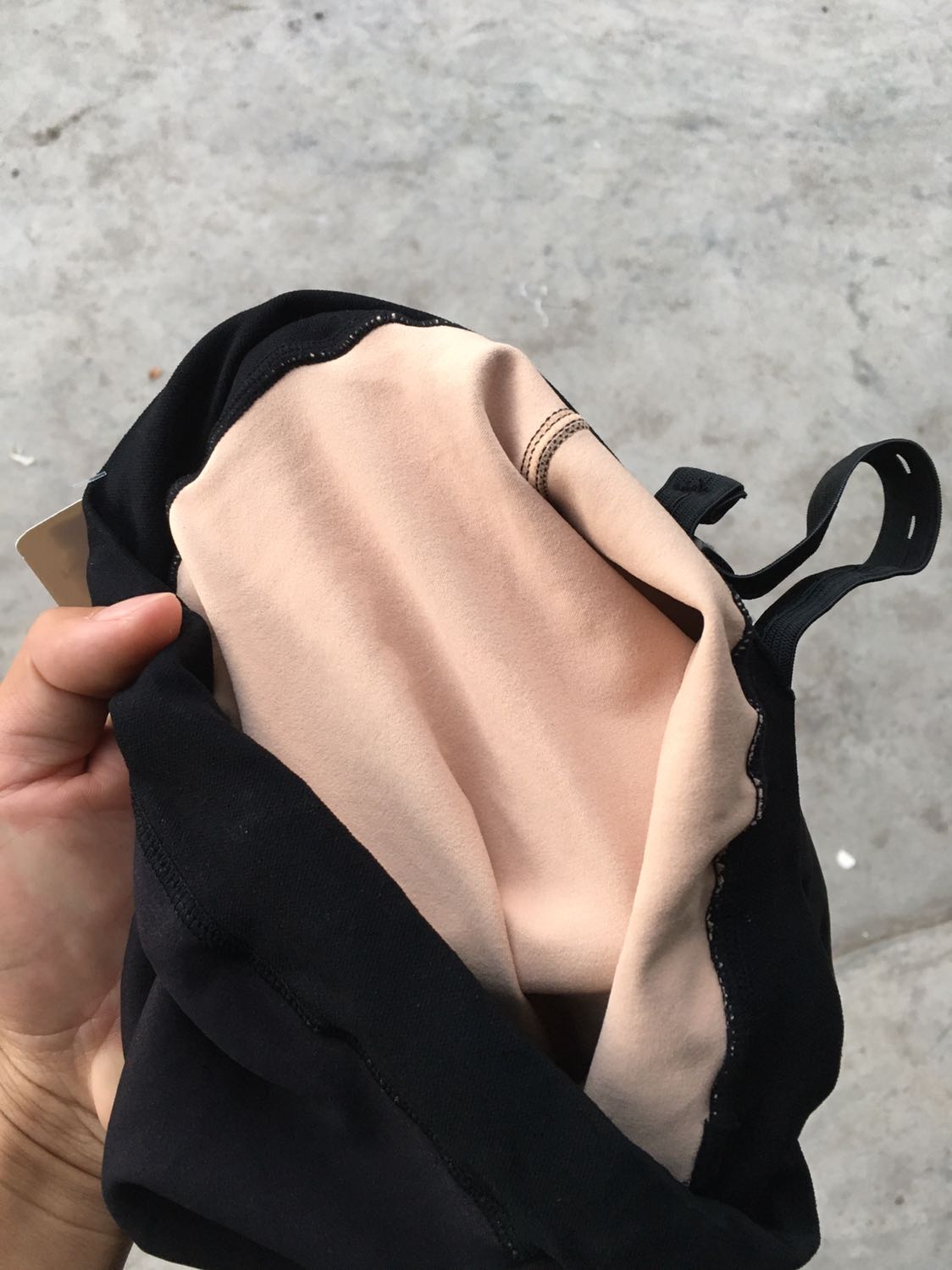 Quần dày vừa phải. Chất liệu phù hợp với giá tiền