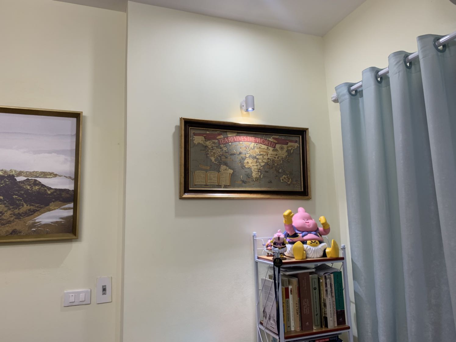 Sách hay. Hình ảnh chỉ mang tính minh hoạ. Chính ra có một ít thông tin thời kì thành cát tư hãn thì hay hơn nữa. Sách để trong hộp hơi bẩn nhưng tạm chấp nhận được