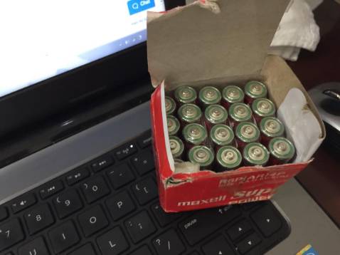 Rõ ràng lần trước mua một hộp dài bên trong có 10 vỉ x 4 viên = 40 viên (hình mẫu cũng vậy). Sao giao hàng lần này cái hộp ngắn chỉ một nửa. Xem đi xem lại, thì ra chỉ có 5 vỉ x4 viên = 20 viên (!). Nv giao hàng chỉ để ngoài cửa rồi người nhà ra lấy, không kiểm hàng được lúc giao. Xem lại Đơn hàng thì thấy ghi "Pin Maxell R6P super AA hộp 40 viên tiểu - 10 đôi
Pin Maxell R6P super AA hộp 40 viên tiểu - 10 đôi
Cung cấp bởi Pin thông dụng

Sku: 5825734779782". 
Chẳng lẽ nhà cung cấp lập lờ để giao hàng chỉ có một nửa?