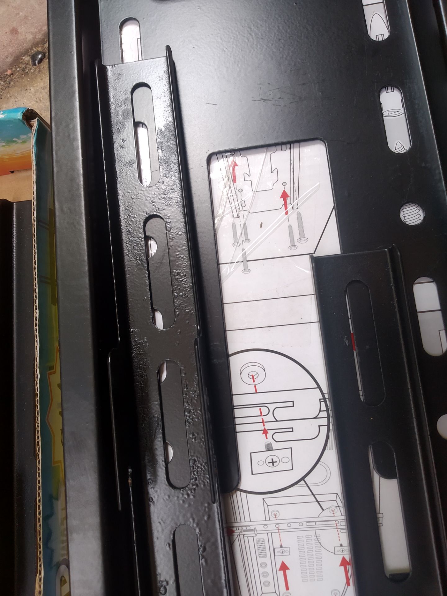 Chất lượng rất tệ, giá treo mỏng manh như giá Trung Quốc mua 60.000 ngoài chợ, sơn bong tróc, xướt xác quá nhiều, tôi mua 2 bộ mà gửi cho 1 túi ốc vít, sao lắp được. Mong Tiki kiểm soát chất lượng chặt chẽ trước khi giao hàng cho khách, hàng chất lượng quá kém khiến người mua như bị *** vậy. Tôi muốn trả lại hàng, phiền Tiki liên hệ lại giùm.