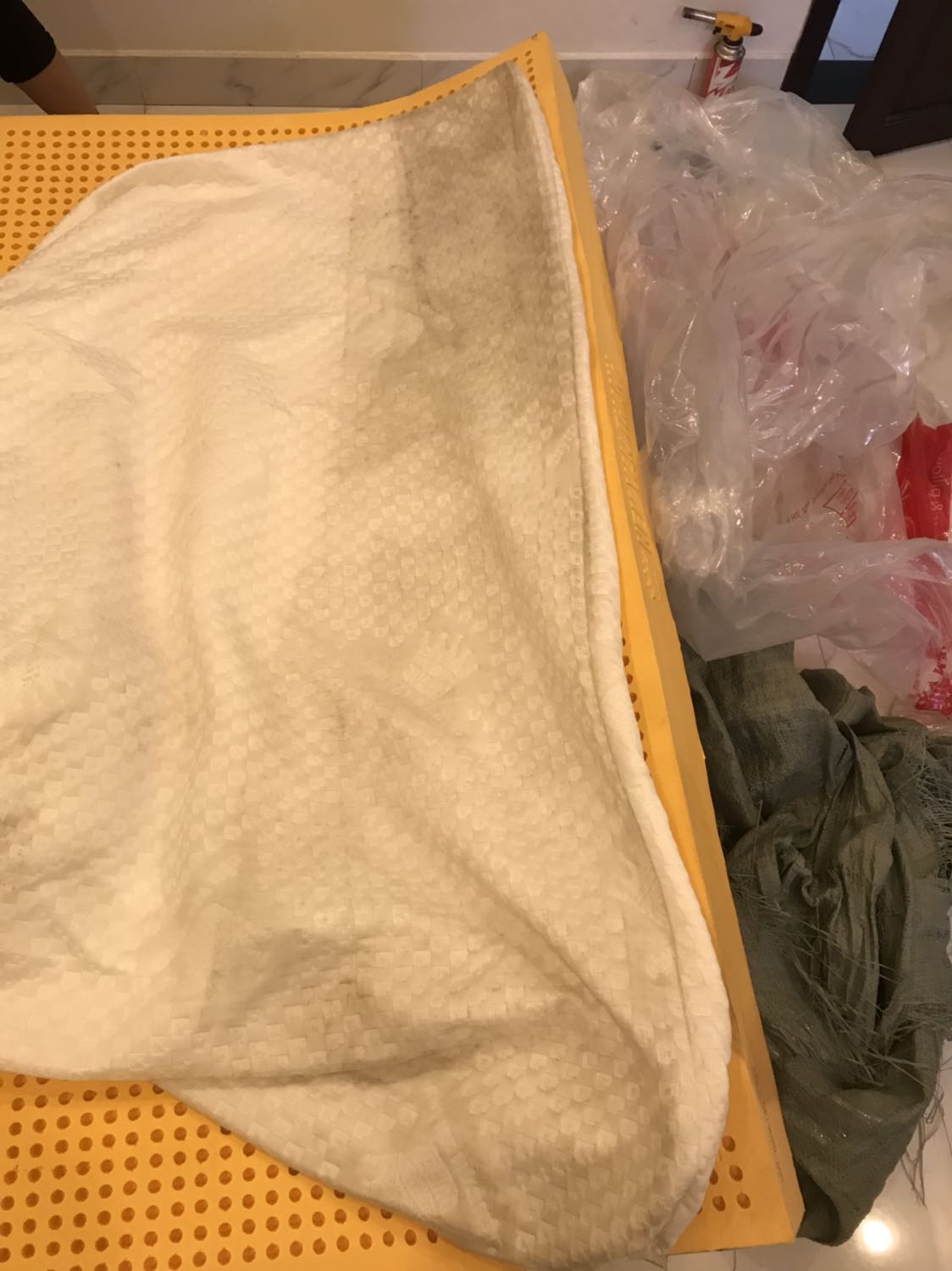 Lần đầu mua nệm qua Tiki rất ok
Lần này khi nhận được nệm sơ ý không kiểm tra kĩ
Lúc sau lột bao tải bọc bên ngoài ra mới thấy nệm bên trong bị ướt và bẩn
Thật sự rất thất vọng về sự bất cẩn trong giao hàng lần này (mặc dù phải trả thêm phí hàng cồng kềnh và tip cho shipper khi nhận hàng)