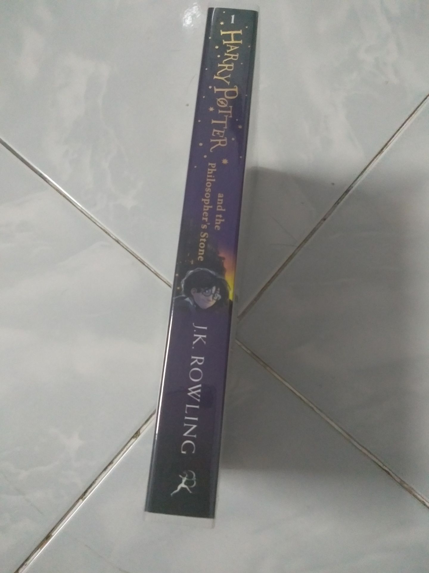 lúc đầu còn đắn đo về chất lượng bookcare của tiki nhưng lúc nhận hàng thì mình cảm thấy cực kì hài lòng. Sách đóng gói cẩn thận, bao đẹp, không bị hư hại gì cả. Mình khá là thích chất giấy, sách dày nhưng nhẹ và trình bày đẹp. Về nội dung thì khỏi phải bàn. Cho 5* vì sách tốt.