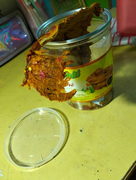 Hủ trong hình là mình đã ăn được phân nửa miếng rồi ấy ạ chứ hủ 150g cũng vừa phải, tiện cho nhu cầu ăn vặt của mỗi người. Về độ ngon của món này thì trên cả tuyệt vời. Thịt có vị the của ớt hoà quyện với độ ngọt tự nhiên của thịt thì quá là đỉnh luôn ạ😍❤️👍