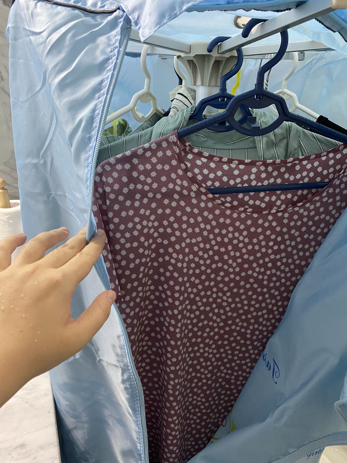 Máy gọn, lắp ráp nhanh, dễ, ship 2h, giá mua ko sale nhiều 1350. Sấy đồ em bé khoảng 10 bộ thì bật tới 2 tiếng rưỡi mới khô. Quần áo người lớn thì treo được 4 cái đầm vải mỏng, 2 bộ short, sấy cũng 4 tiếng mới khô vải thun dày. Sấy kiểu này nếu dùng mỗi ngày thì ko biết điện năng thế nào. Nhược điểm là sấy lâu khô, chỉ nhanh với vải mỏng thoii, và ko biết lượng điện có tốn nhiều ko. Còn lợi thì đỡ phơi ngoài nắng bụi, đồ sấy rất thơm, cũng thẳng tấp.