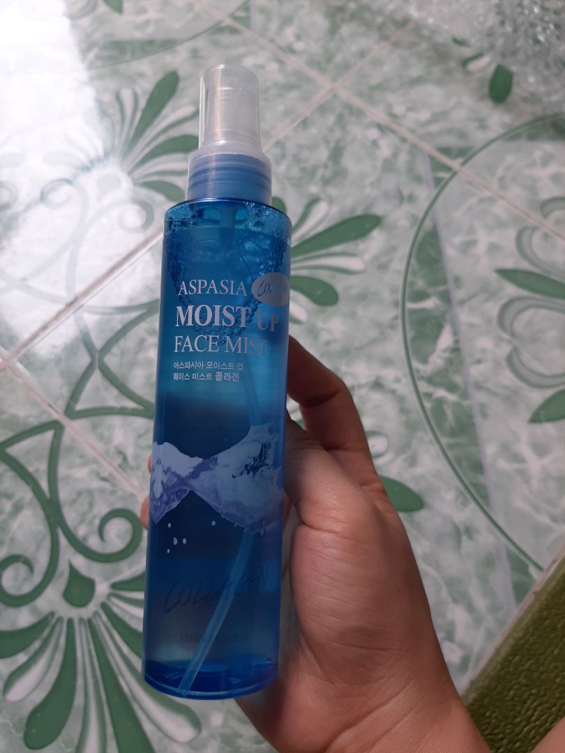 Ưu điểm: đóng gói chắc chắn, giao hàng nhanh, mùo thơm nhẹ dễ chịu.
 Tuy nhiên sản phẩm hạn dùng 10.2021, đối với mỹ phẩm thì hơi cận date, chắc phải xịt ngày xịt đêm cho nhanh hết. Tia xịt hơi mạnh nên nếu da nhạy cảm sẽ cảm thấy hơi rát.