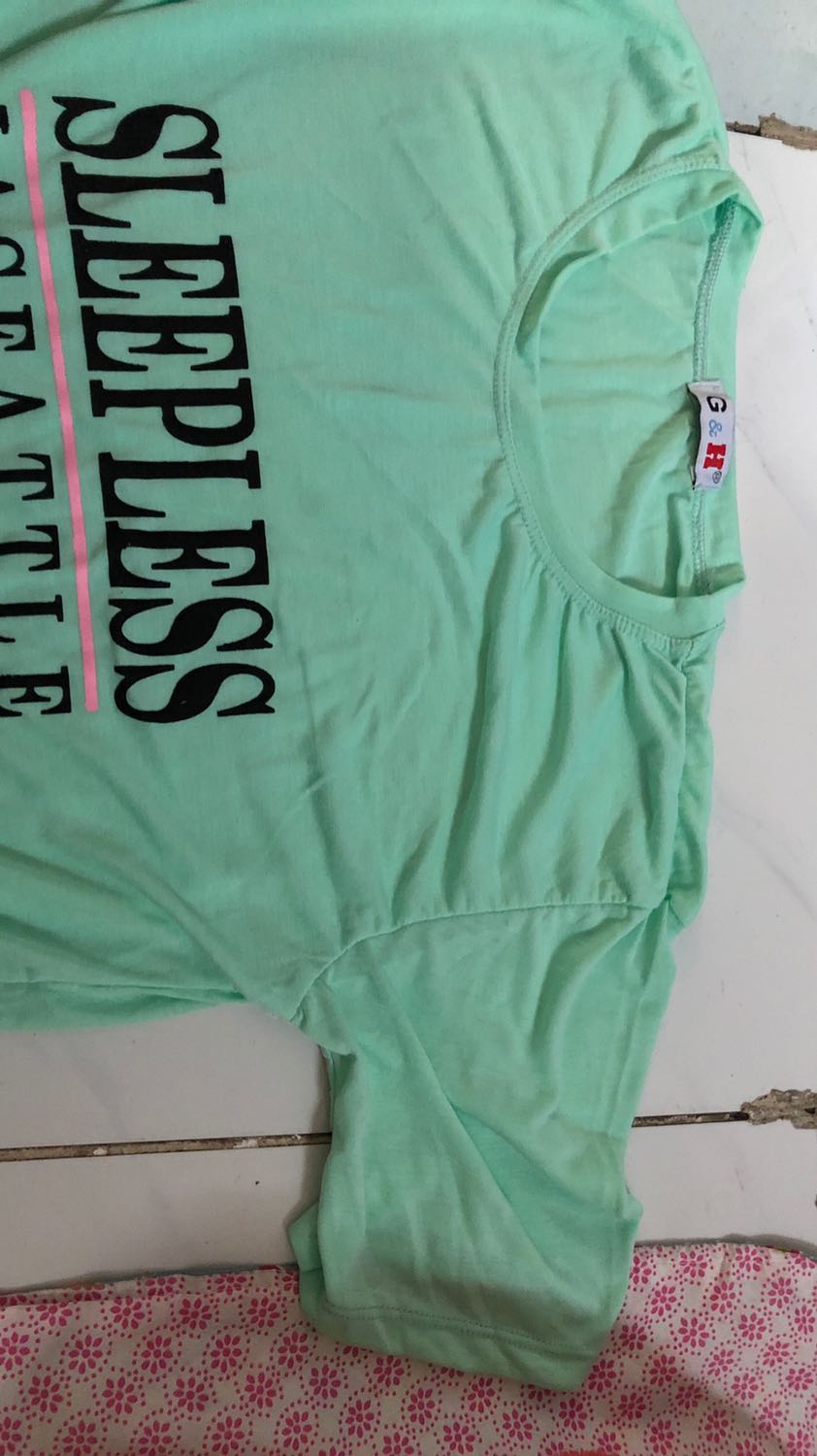 Đặt 3c S,nhận được 3c 3sz luôn, cái màu trắng chồng mình mặc thử còn rộng :)). Chất liệu vải và may quá tệ, tưởng đồ chợ. Đề nghị Tiki xem lại