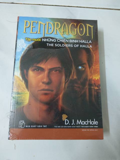 Sau mười mấy năm, cuối cùng cũng được cầm trên tay tập cuối. Để từ từ đọc sau. Giao hàng nhanh, sản phẩm đóng gói kỹ càng, sách mới tinh, nguyên seal. Mua đợt sale giảm 30% giá bìa. Quá hài lòng.