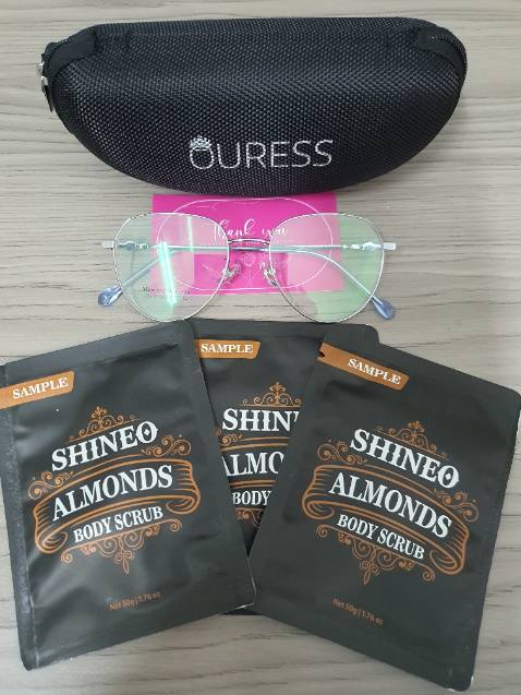 Thời gian giao hàng nhanh. Có kèm gói bảo hiểm thời trang 6 tháng.Kính đúng như mô tả có hộp đựng khá đẹp và có cả khăn lau kính. Shop còn tặng  thêm 3 gói kem tẩy tết bào chết.