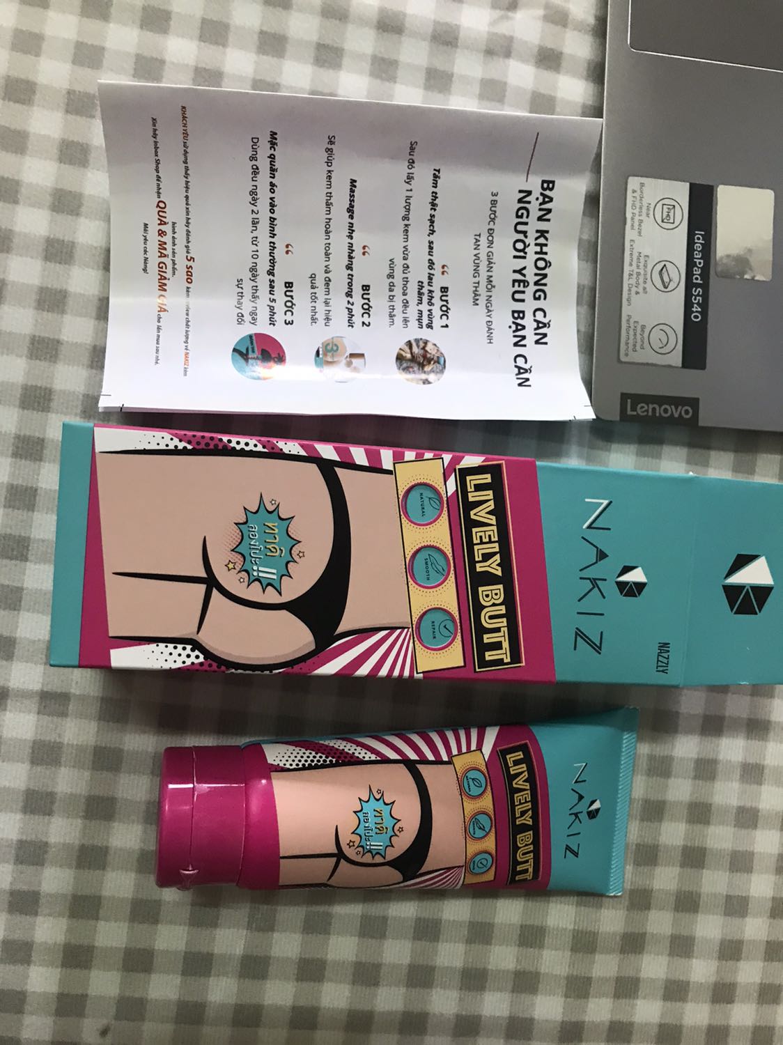 Đóng gói kỹ, giao nhanh. Chưa xài nên chưa biết tác dụng. Bôi lên da thì thấm tốt, mau khô. Hơi nóng mông sau 30 phút bôi. Hương nhẹ, mùi mỹ phẩm. Tuy nhiên, ko có tem và lớp màng dán trên nắp. Hộp có 2 ngăn nhưng 1 ngăn trống, không biết có bị sót gì không. Shop tặng quà là dây cột tóc.