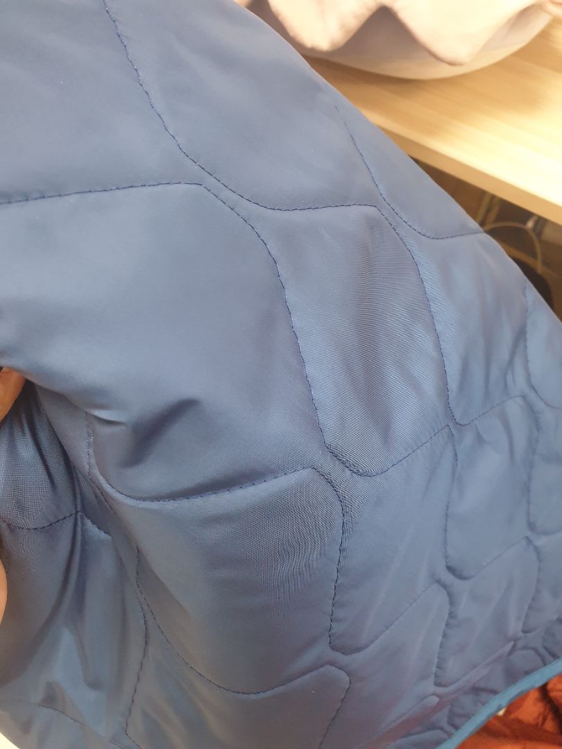 mền nhẹ, kích thước dùng cho cá nhân 1 người, chất liệu vải dù nên hợp khi ở phòng máy lạnh. màu sắc đẹp. mình mua mấy cái cho mấy bạn cùng văn phòng ngủ trưa tiện và thích. màu mình chụp ko đẹp như ở ngoài. mình đặt màu đỏ bầm nhưng giao màu đỏ gạch nên hình ko ra màu đỏ đúng nha mà thôi cũng ko vấn đề j với mình.