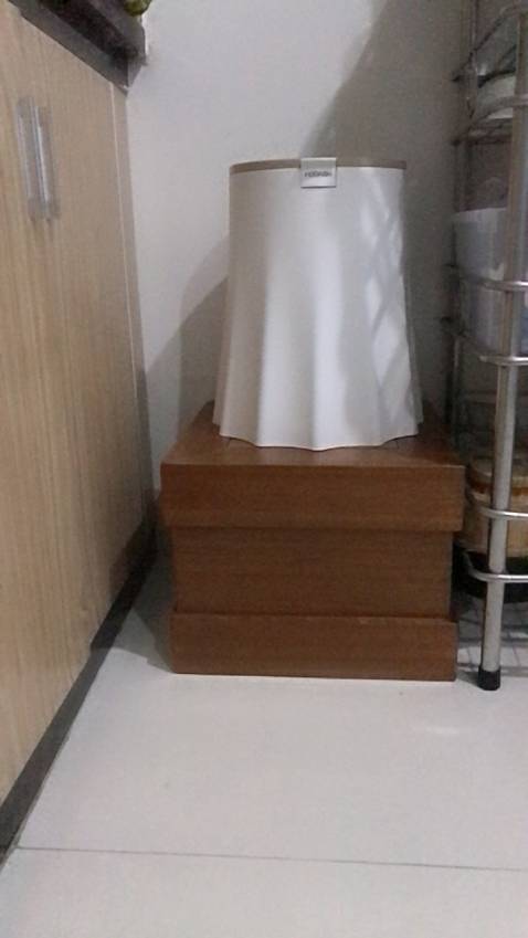 Thùng rác xinh, thiết kế độc đáo mới lạ. Nhìn thoáng qua tưởng là khúc gỗ để trong nhà mà hoá ra không phải. Màu đẹp, dáng đứng chống đổ. Chất nhựa cao cấp, sờ lên tay rất mịn. Nút bấm để mở thùng to, dễ thao tác. Có thể tháo rời từng bộ phận để thuận tiện trong quá trình vệ sinh. Mình rất hài lòng với sản phẩm của shop nha