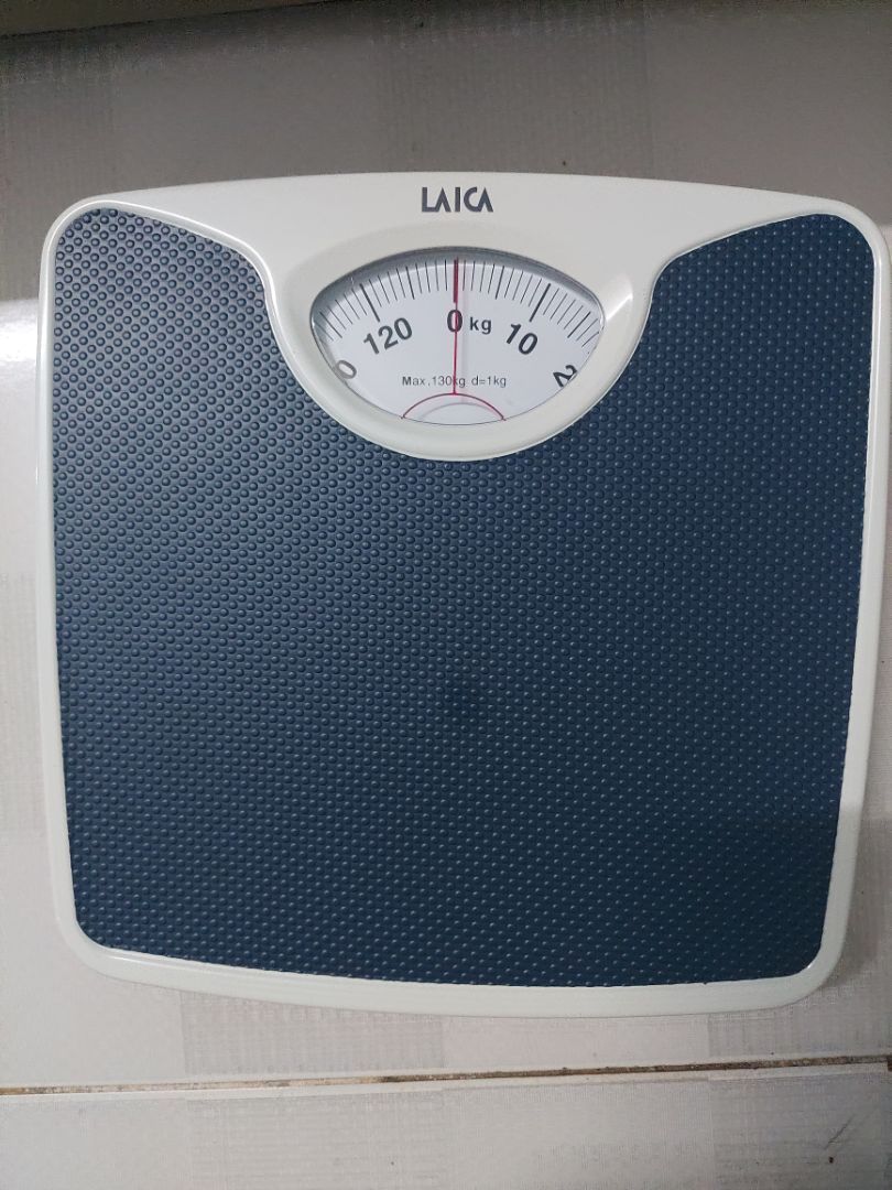 Cân không chính xác, mỗi ngày cân ra một số ký khác nhau. Ngày đầu tiên mình cân là 55kg, ngày tiếp theo là 48 kg, ngày gần nhất là 51 kg. Có cho mình trả hàng được không Tiki ?