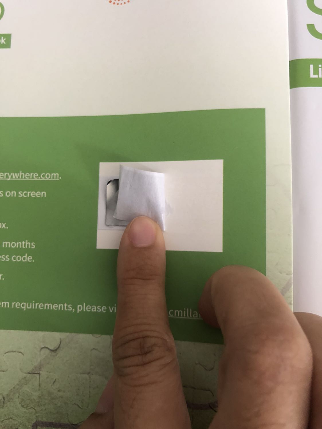 không có mã code thì làm sao sử dụng được. Fahasha phản hồi lại cho mình đi. Thất vọng quá. Lớp bạc k hề cào ra được.