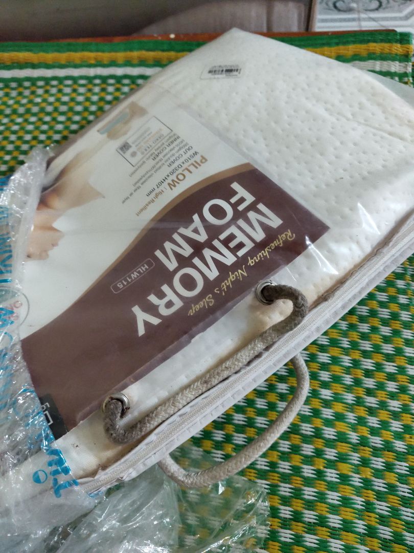 Nhận hàng trong tình trạng: Vỏ cũ mèm, bụi bảm bẩn, quai cầm vỏ mục nát màu đen. Mở khoa thấy bên trong gối cũ nát ố vàng. 
Thật không thể tin được đây là sản phẩm Lock&lock do Tiki trading cung cấp. Mình yêu cầu Tiki khẩn trương liên lạc với mình để giải quyết