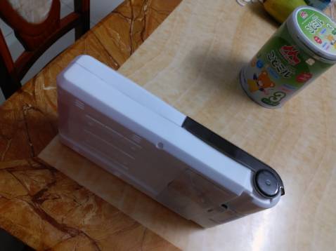 Chất lượng nhựa kém, vỏ móp không đều 2 bên. Điện phải cắm trực tiếp, không phải dạng sạc