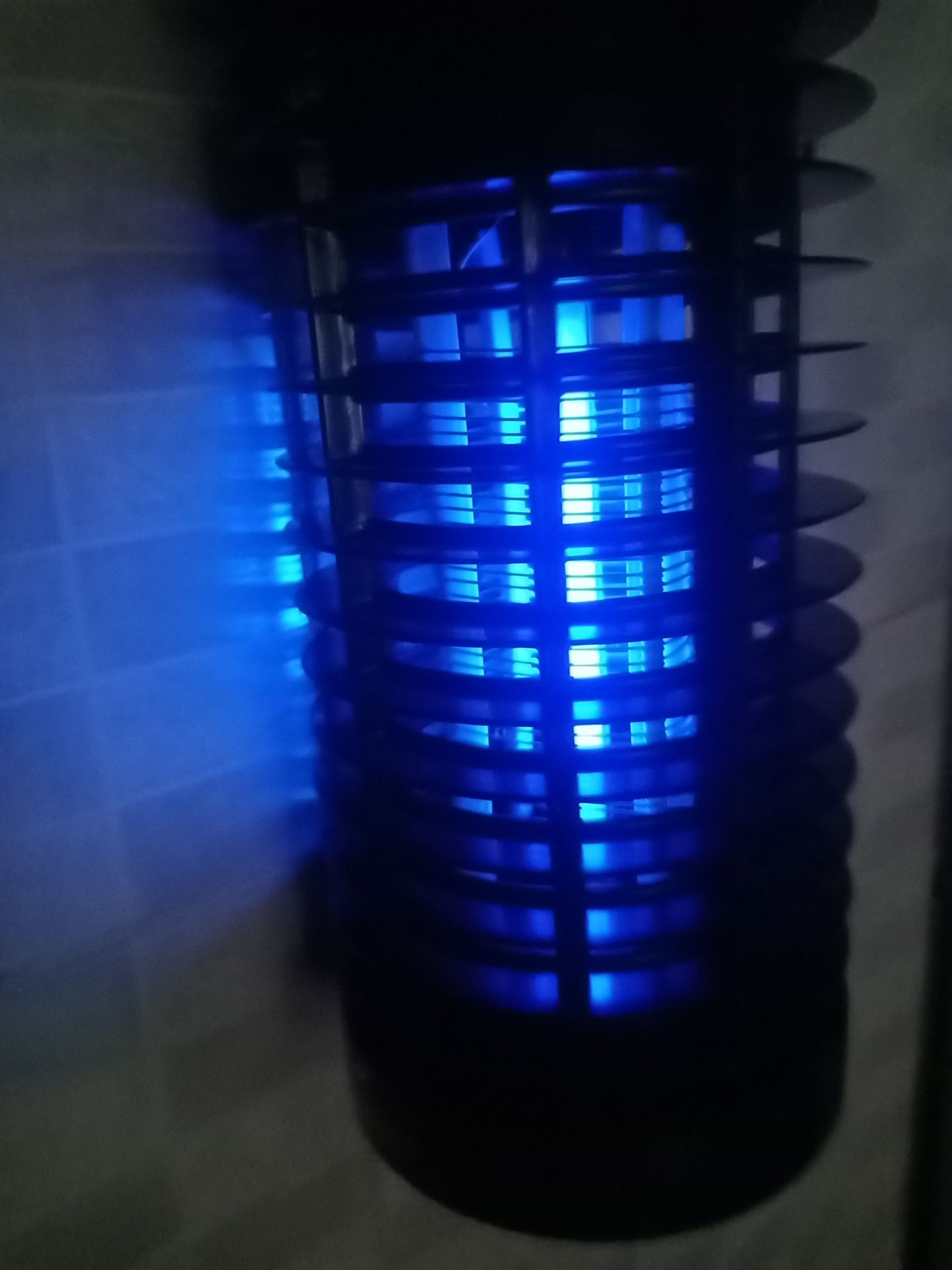 sản phẩm đẹp giao hàng rất nhanh khoảng 2 Tiếng là có hàng anh giao hàng thì rất thân thiện nói về chính sách bảo hành. Từ lúc mua đã Sài thử 1 ngày bắt được rất là nhiều muỗi là của *** nên rất an tâm chuyện bảo hành ❤️ nên mua