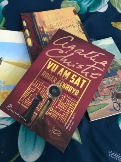 Một cuốn sách trinh thám cổ điển xuất sắc của Agatha Christie với một cú Plot Twist siêu bất ngờ khiến các mọt trinh thám của nhiều thế hệ ngất ngây. Không nghi ngờ gì nữa, đây là 1 cuốn sách hay, thú vị và rất đáng có mặt trong kệ sách của mọi người.

Cuốn sách nổi tiếng của một tác giả quá nổi tiếng. Hãy hưởng thụ nó ngay khi bạn cầm nó trên tay nhé. Chúc bạn có một trải nghiệm đọc tuyệt vời và đáng nhớ.

Đặt qua Tiki nhưng NXB Trẻ đóng gói. Sách mới nguyên seal, có xốp chống xốc, giao đúng hẹn, shipper lịch sự, thân thiện.