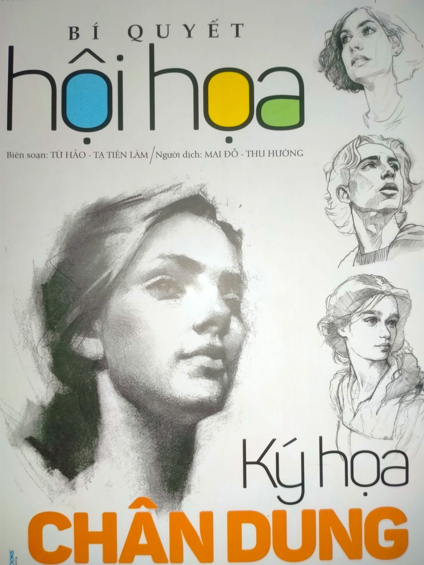 Phù hợp với những bạn tay ngang chưa có nhiều kiến thức về hội hoạ, hãy nói đúng hơn thì đây là quyển sách dành cho beginner.
Mình mua quyển sách này với mục đích cải thiện điểm số trên trường của mô hình hoạ, đối với một đứa đã học qua giải phẫu học, và cũng gọi là có kiến thức nền tảng về hội họa, cũng đã học qua trường lớp về môn này thì đối với mình quyển sách này cũng không đem lại được nhiều giá trị cho lắm. 
Đầu tiên phần bìa sách có ghi là ký họa chân dung, nhưng mình thấy bên trong hơn 2/3 của quyển là mẫu vẽ toàn thân không chú trọng nhiều đến phần chân dung. Giải thích về cấu trúc, hình khối và cách vẽ gần như là không có hoặc có thì cũng là hướng dẫn hoặc giải thích rất chung chung. Về tỉ lệ được nêu trong này cũng chỉ có từ đầu đến chân của 3 dáng phổ biến còn những tỉ lệ nhỏ quan trọng khác đều không có. Cơ bản là cách vẽ ở bìa và trong sách là hoàn toàn khác nhau, đúng kiểu ký họa luôn, không phân mảnh sáng tối. Thay vì là bí quyết hội hoạ thì mình thấy quyển sách chỉ có thể tham khảo về mẫu và nét vẽ chứ chẳng phải bí quyết hoặc hướng dẫn gì. Xin lỗi vì sự khó tính này, vì mình cũng gọi là có kiến thức về môn hình họa nên đã khá mong chờ về quyến sách nên CÓ CHÚT thất vọng. Nên là bạn nào cần thì mình pass cho ạ🥲