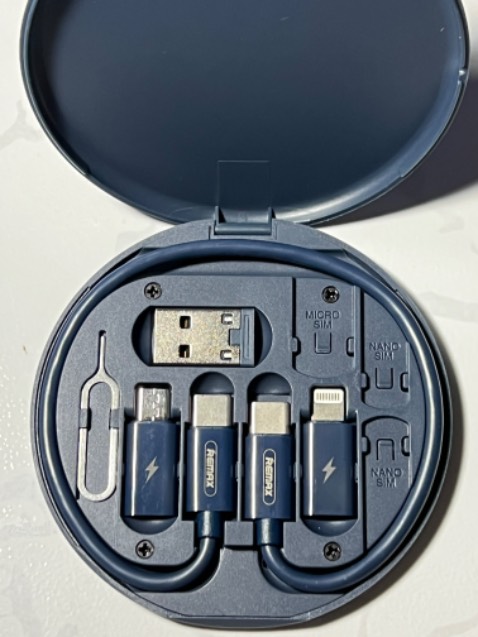 Sạc cho iPhone khá ổn. Mặc dù dùng pin dự phòng, USB output + Lightning input, tốc độ sạc ở mức chấp nhận được.
Thiết kế gọn nhẹ, tiện lợi.