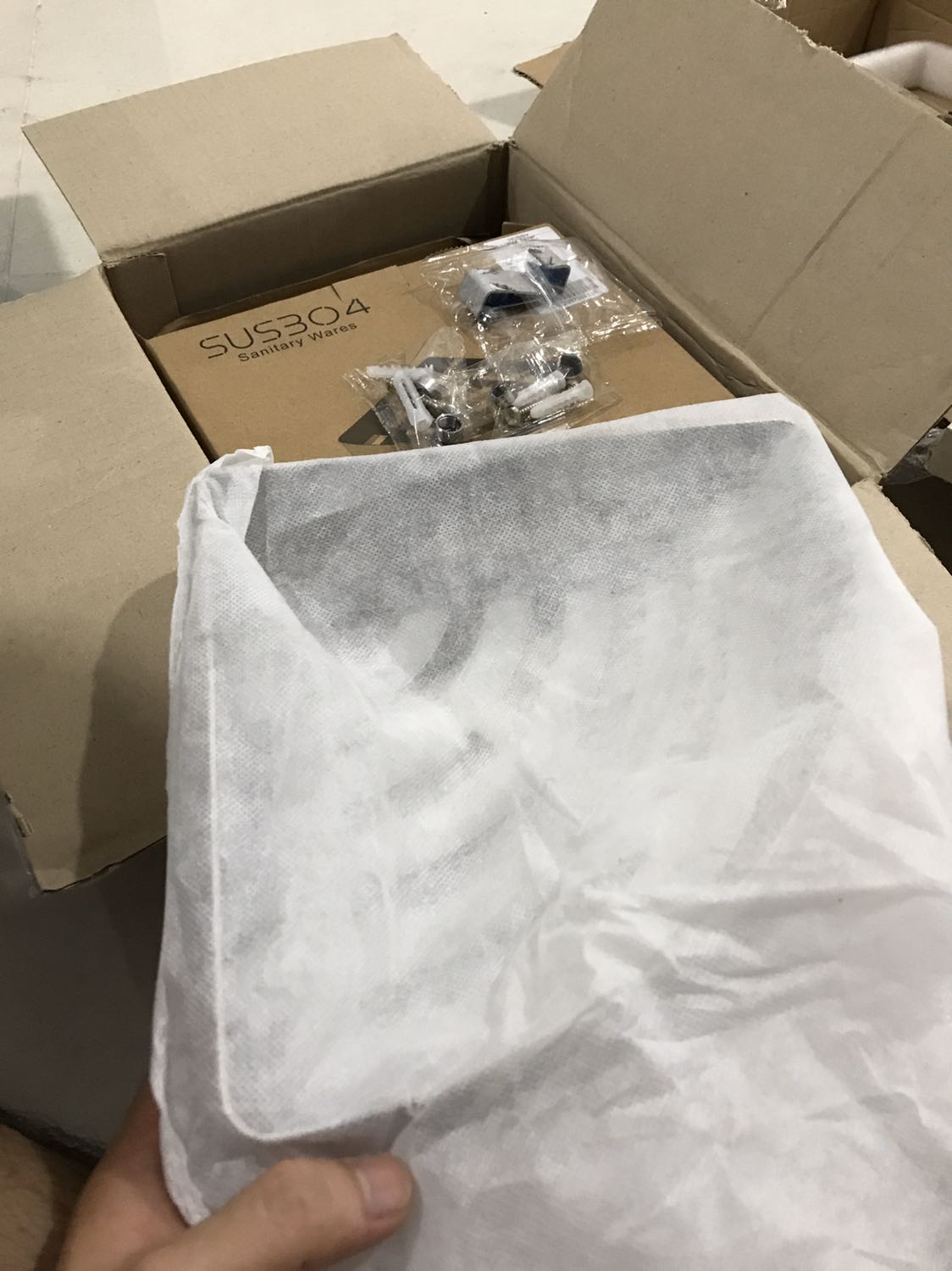 Đóng gói, bao bị cẩn thận, tỉ mỉ. Sản phẩm đẹp, màu sáng, gia công tốt, cầm vào cảm giác cao cấp.