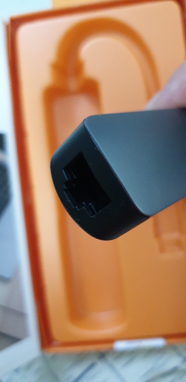 - Nhận hàng hết hồn vì ngoại hình sản phẩm quá tệ, hộp đựng rất cũ và có đầy vết bẩn, giống như bỏ rất lâu trong kho và không được bảo quản đúng cách.
- Khui ra sử dụng thì thấy phần nhựa đen ở cổng Gigabit lỏng le, lắc qua lắc lại có tiếng kêu bên trong. Đã làm yêu cầu trả hàng và đợi Tiki giải quyết.
- Nghe tên tuổi anh này đã lâu nhưng lần đầu tiên lại dính sản phẩm lỗi kiểu này thì lại phải đi tìm thương hiệu khác mà dùng rồi.