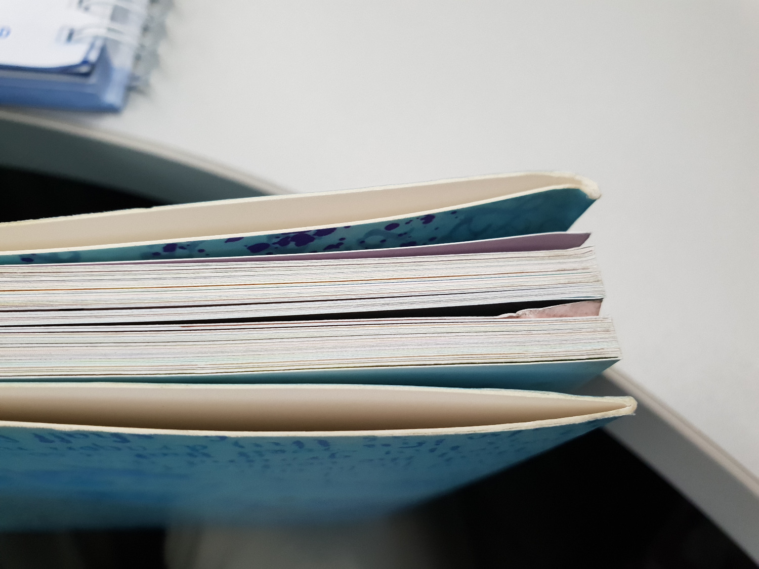 Chắc tiki xả hàng tồn nên sách vừa cũ, vừa bụi, đóng hộp cũng không cẩn thận (không có bọc ny lông, không chèn sách), được cái vận chuyển nhanh. Bản thân cuốn sách rất tuyệt, chắc là vấn đề nằm ở lưu kho và đóng gói!!!
Ai không quan trọng hình thức thì mua với giá sale rất ngon, mình mua sưu tập nên đã liên hệ để đổi/trả.