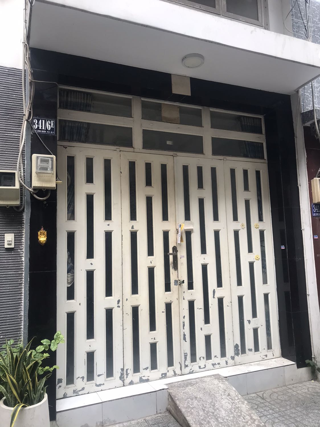 Mình chọn giao tiêu chuẩn nên 3 ngày mình mới nhận được sản phẩm. Nhưng dù sao thì tiki vẫn giao đúng lịch dự kiến. Nói chung về giao hàng mình không có gì phàn nàn cả, vì mình khá là dễ tính. Sản phẩm của mình cũng không có hư hại gì cả.
Về nội dung sách, trước khi mua mình được bạn mình giới thiệu cho quyển này, và sau khi đọc tìm hiểu về đánh giá của mọi người thì mình mua ngay và luôn. Mình chỉ mới đọc xong chương 1 thôi nhưng đã thấy nội dung rất thích hợp với mình, một người rất tào lao, có thói sống buông thả về kỉ luật và không có khái niệm làm chủ bản thân, làm chủ cuộc đời mình bằng cách quản lý thời gian tốt hơn, tuy nhiên lại thường rụt rè và không biết mình là ai. Mặc dù vậy, mình sẽ cố gắng đọc hết để thay đổi tư duy của chính mình.
Ai có lối suy nghĩ và cách sống giống mình thì hi vọng là cuốn sách này có thể giúp bạn! Mình cũng hi vọng cuốn sách sẽ giúp mình tốt hơn! ?