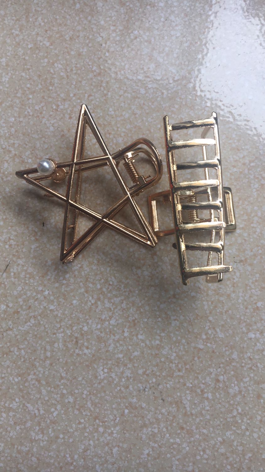 Tôi đề nghị trả hàng vì giao không đúng mẫu tôi đã chọn. Hàng có giá trị không lớn nhưng phải trả lại để những shop làm ăn cẩu thả phải tôn trọng khách hàng, nếu không có hàng thì đừng quảng cáo, đằng này vẫn nhận đơn đặt hàng rồi giao đại cho khách món khác. Tôi đã nhiều lần bị vậy nhưng vì giá trị món hàng nhỏ nên ráng ôm cục tức mà nhận.