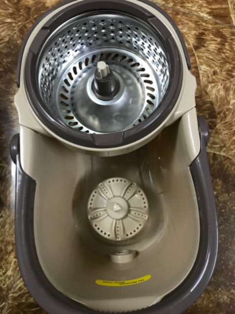 Giao nhanh thích ghê: đặt tầm 5h -7h nhận hàng. Thiết kế chỉn chu: thùng nước vừa phải, cây lau dài, được tặng 2 bông lau. Tui xài nhiều cây- thùng lau rồi: thấy bộ này đáng mua