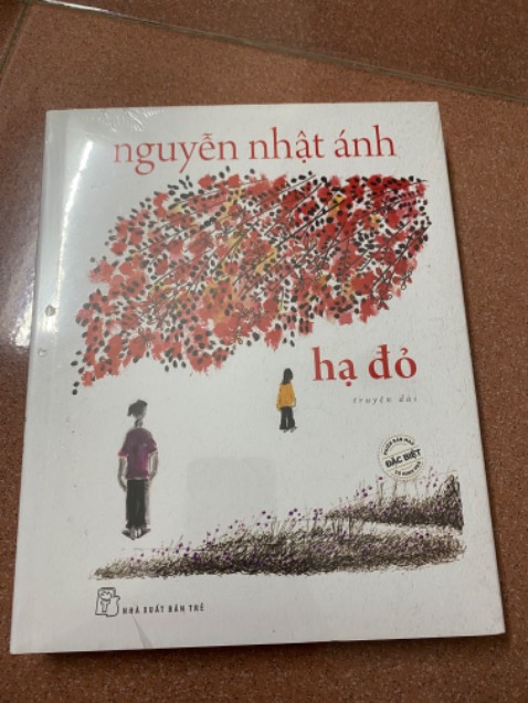 Cuốn sách được thiết kế bìa cứng có áo bọc ngoài rất đẹp nhé 
Sách có đánh dấu trang nhé mọi người 
Nội dung sách bác Ánh thì quá hay rồi mọi người nên mua nhé hjhj