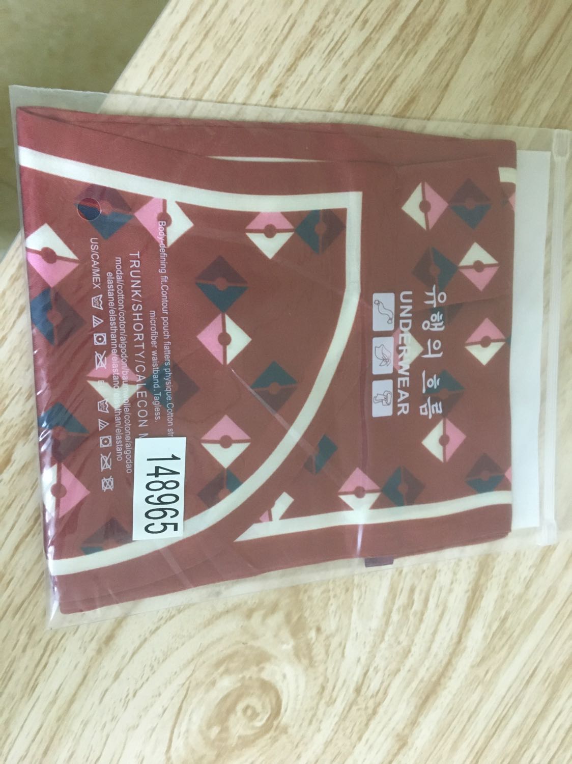 Chất liệu khăn như hình nhưng màu sắc thì khác lắm. Ncc up ảnh lên chỉnh sáng nhiều nên lên hình thì màu khăn hồng và nhạt hơn, thực tế thì khăn mình nhận được màu gần như màu đỏ luôn (như hình mình up)!