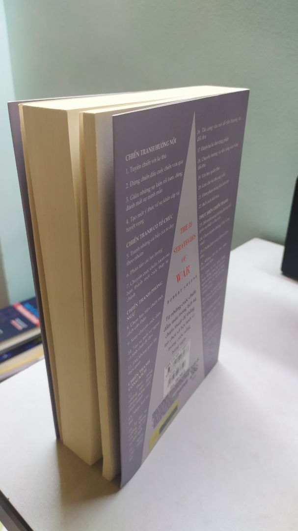 Một trong 3 quyển sách của cùng một tác giả mà mình rất yêu thích. Cách viết tương tự nhau, rất hay và đáng đọc. Các bài học bổ ích.
Tham khảo thêm 48 nguyên tắc của quyền lực và Nghệ thuật quyến rũ.