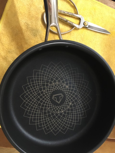 Hàng chất, giá tốt, hơn hẳn mấy loại khác. Cầm chắc tay, thành chảo dày, cân nặng tầm 930g là đủ biết! Nên mua!