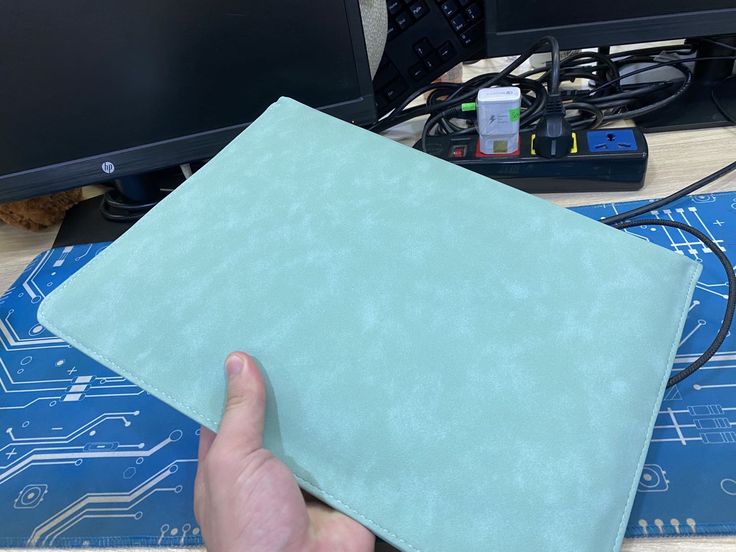 Hơi thất vọng

Với giá 325k/bộ sp như này, mình đã kì vọng hơn rất nhiều.
Thứ nhất, bề mặt bên ngoài nhìn khá là dị, sờ ráp rap tay. Mình đã chờ mong một sự mềm mại hơn
Thứ 2, khoá nam châm hơi yếu

Điểm cộng là được may, nên khá chắc chắn. Túi đựng phụ kiện vừa đủ củ sạc cùng thêm 1 món nữa, khoá của túi chưa *** nhiều nên ko biết chất lượng sao.

Nhìn chung, nếu bạn nào ko nhiều tiền, muốn 1 sản phẩm mua để bảo vệ Mac của mình thì ok. Còn nếu có điều kiện hơn chút, muốn 1 sản phẩm tốt hơn thì ko nên mua. Sẽ kì vọng và thất vọng đấy