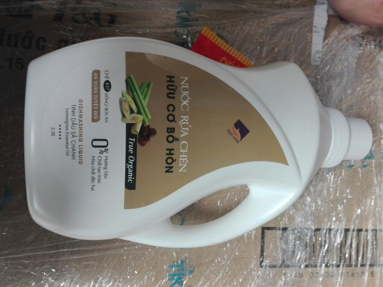 Mở ra thấy mùi sả chanh thơm dịu đã thấy thích rồi. Khi dùng rửa bát thì thấy khá sạch, bọt tan nhanh, không bị lưu mùi trên bát đĩa sau khi rửa.