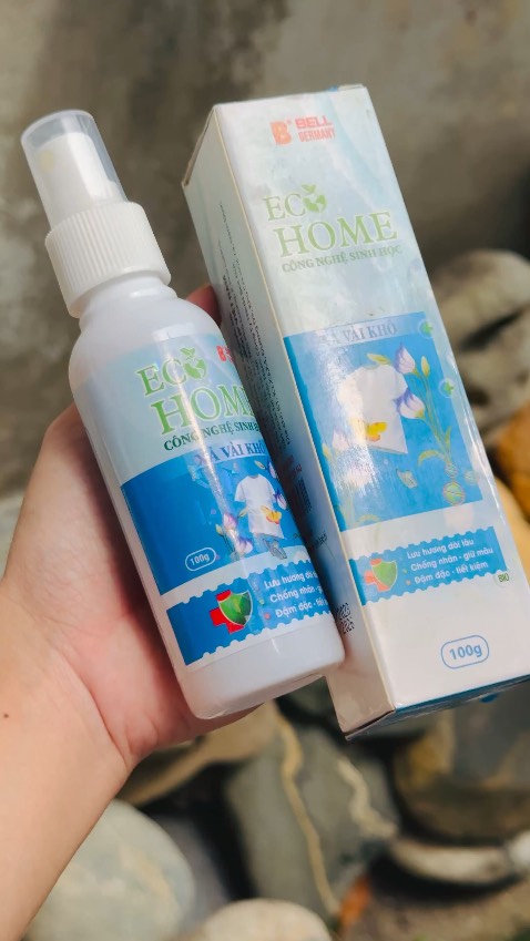 Màu Xanh có mùi hương nhẹ. Mấy bé ở nhà thích mùi này. Không mang hương nước hoa đậm đặc. Mùi thoảng nhẹ. Dễ chịu. Trời ẩm ướt xài lên thơm ngát. Xịt lên quần áo bỏ lâu ngày trong tủ là hết xẩy