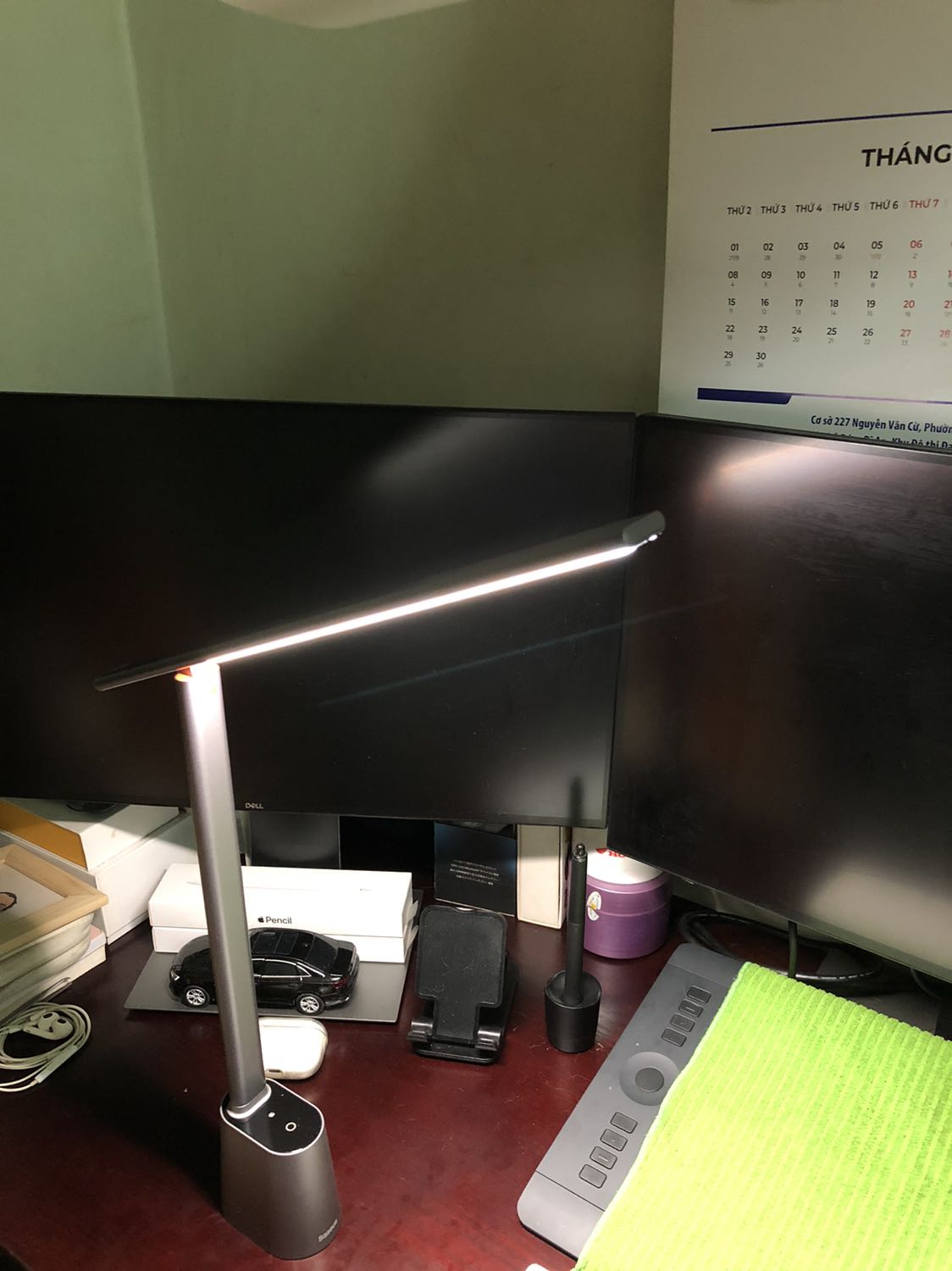 Hàng đến nơi nguyên vẹn, giấy tờ phụ kiện đi kèm đầy đủ, vỏ đèn cứng cáp, phần đế khá nặng nên khi di chuyển mà cầm phần đầu cứ sợ rớt đế, 3 chế độ sáng tiện dụng cho nhiều không gian, độ bền của pin chưa thử hết nhưng trộm vía mở liên tục 3h vẫn còn sáng rõ, các chỉ tiêu chất lượng khác phải để xài lâu mới đánh giá đc. Shop tương tác với KH tốt, hàng giao nhanh hơn dự kiến, tạm ổn về mọi thứ, khá đáng tiền.