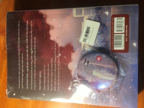 Bìa đẹp
Giao hàng đúng hẹn
Chất lượng in tốt
Tuy nhiên ko có lớp chống sốc nên gáy sách móp và bìa bị quăn mép 😢